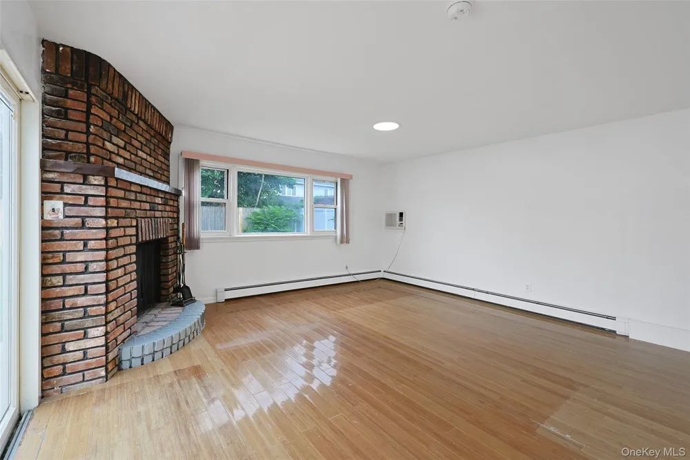 82 Lantern Road Hicksville, NY 11801