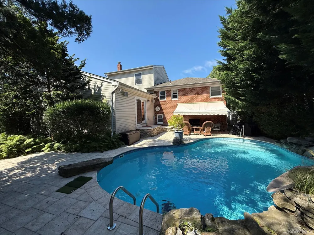 26 Kathleen Drive E Syosset, NY 11791