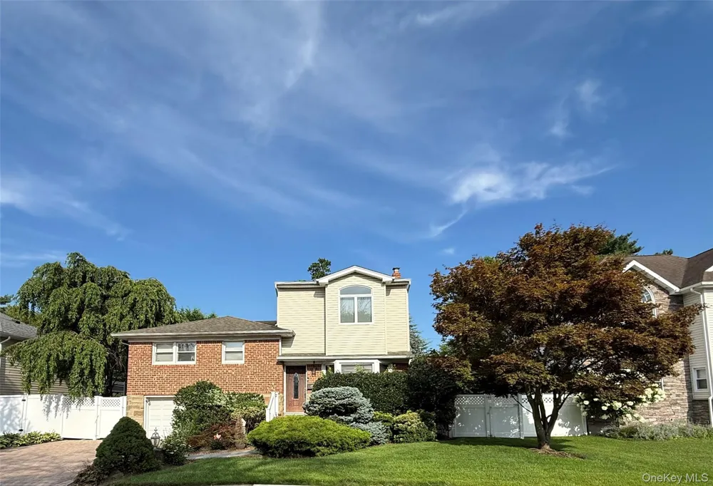 26 Kathleen Drive E Syosset, NY 11791