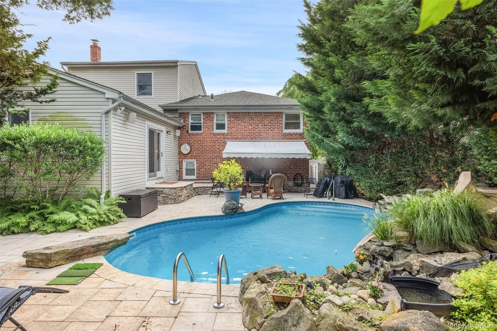 26 Kathleen Drive E Syosset, NY 11791