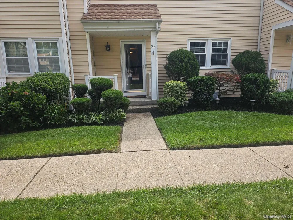 22 Chase Commons Yaphank, NY 11980