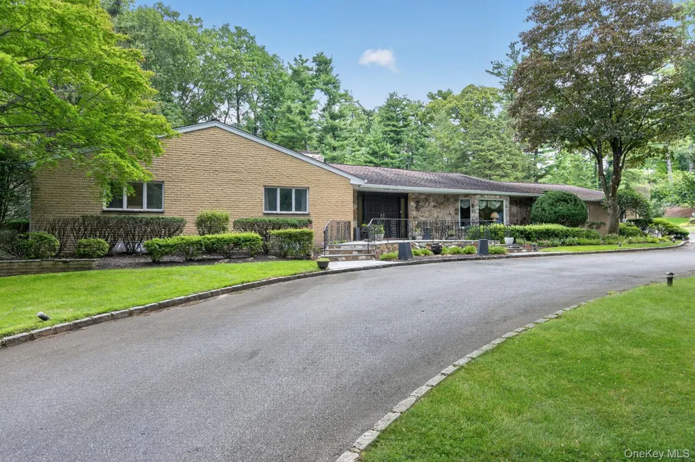 10 Dorchester Drive Muttontown, NY 11545