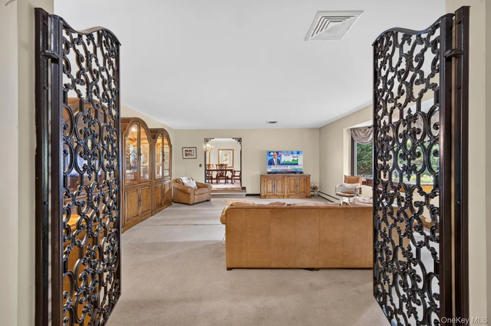 10 Dorchester Drive Muttontown, NY 11545