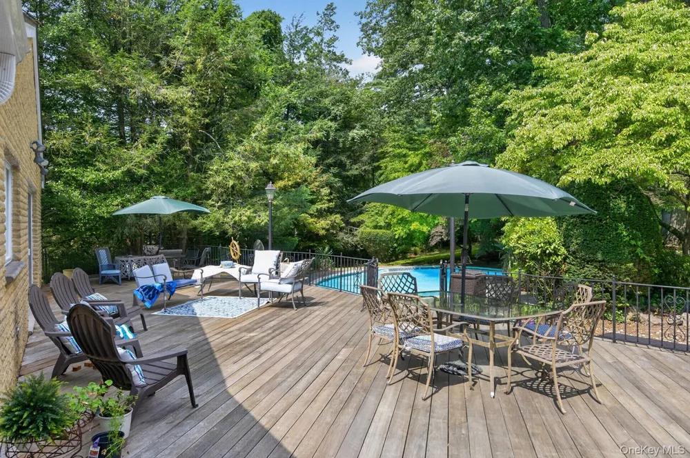 10 Dorchester Drive Muttontown, NY 11545