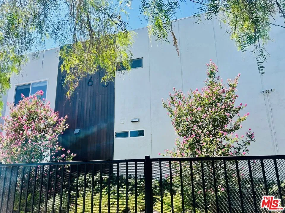 5263 Riverton Avenue #8 North Hollywood, CA 91601