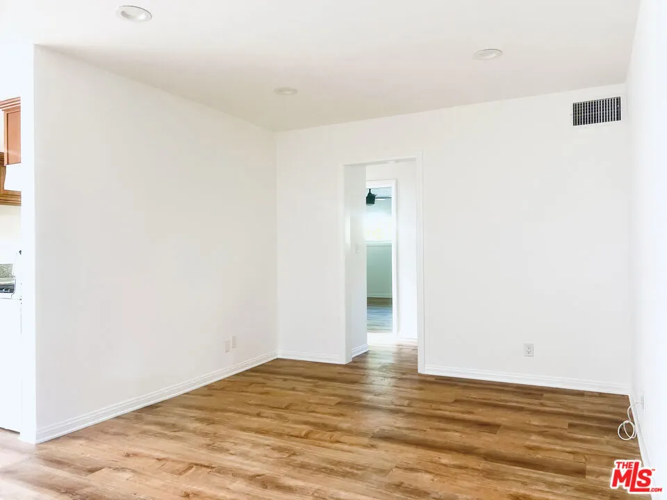 5263 Riverton Avenue #8 North Hollywood, CA 91601