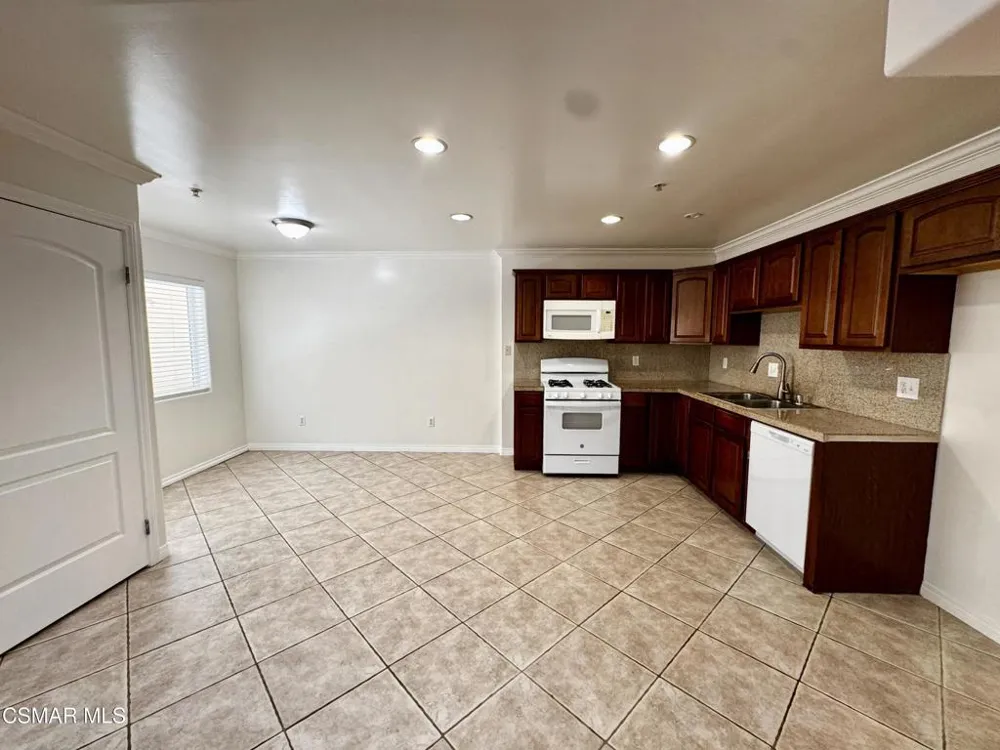 13525 Vanowen Street #106 Van Nuys, CA 91405