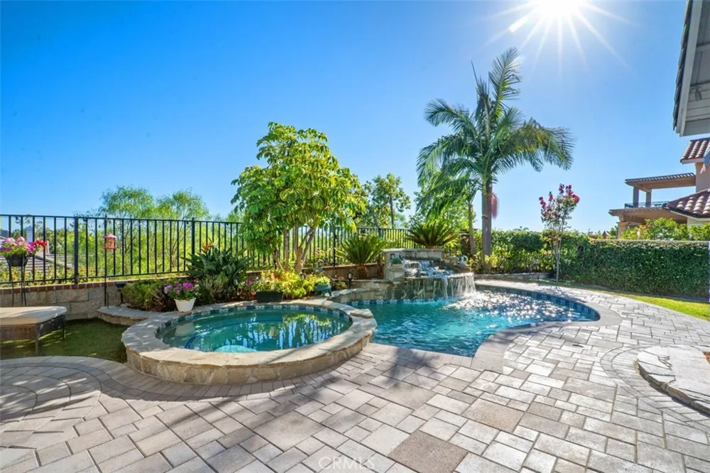 22385 Pineglen Mission Viejo, CA 92692