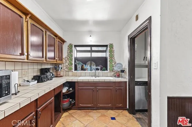 11146 Huston Street Studio City, CA 91601