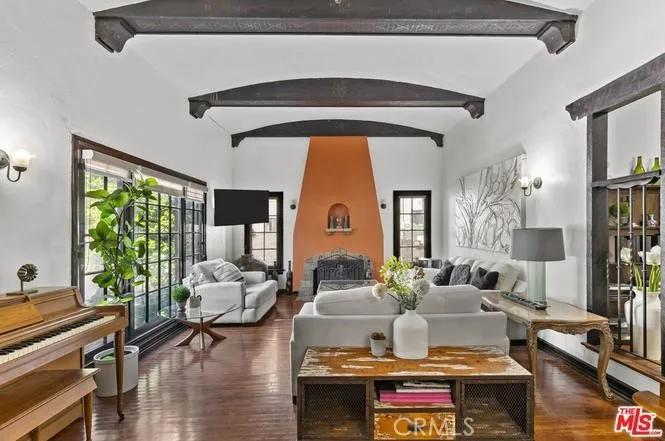 11146 Huston Street Studio City, CA 91601