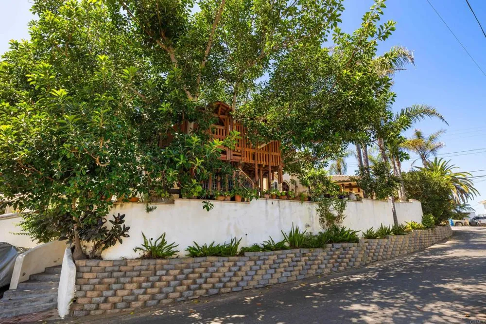 951 Neptune Avenue Encinitas, CA 92024