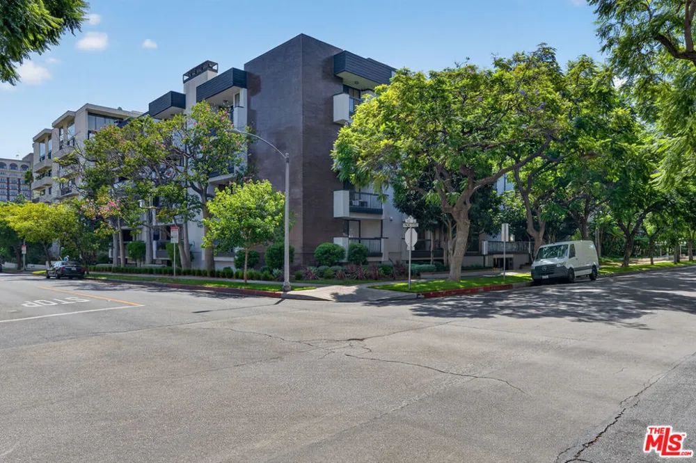 324 Palm Drive #404 Beverly Hills, CA 90210