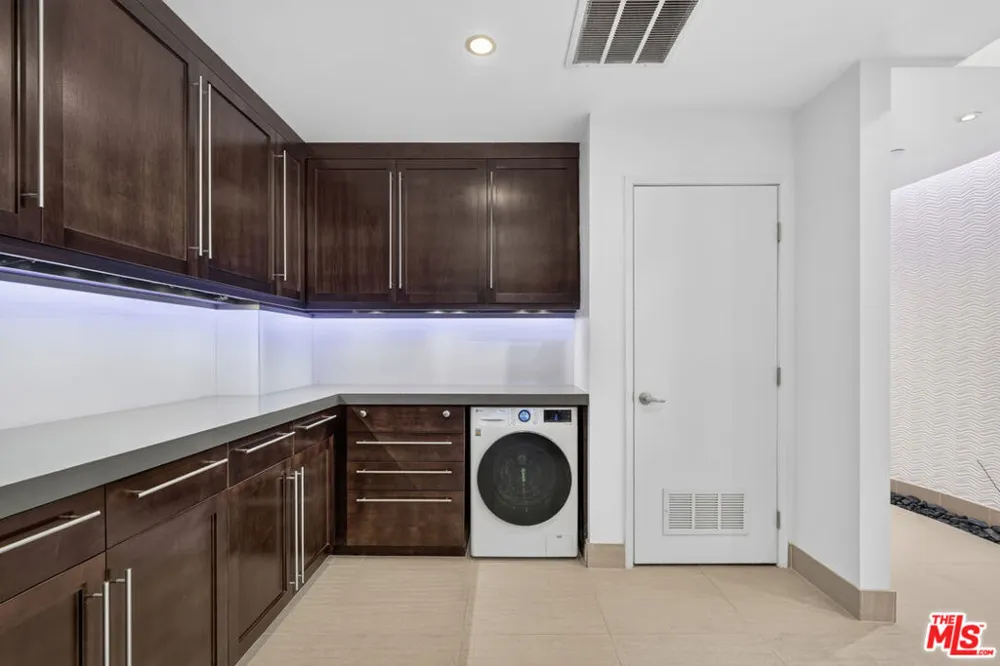324 Palm Drive #404 Beverly Hills, CA 90210