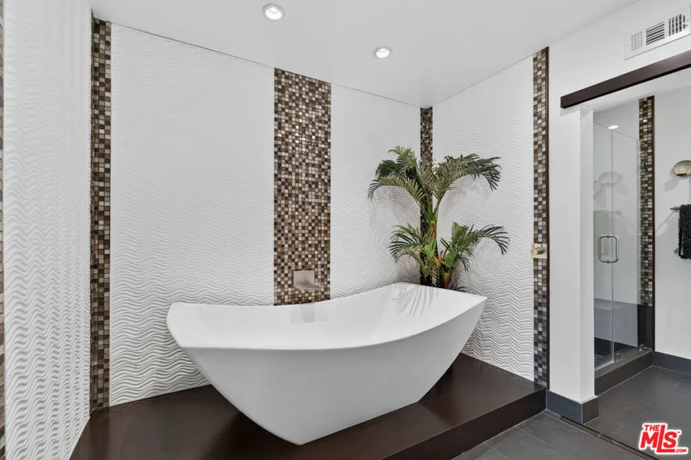 324 Palm Drive #404 Beverly Hills, CA 90210