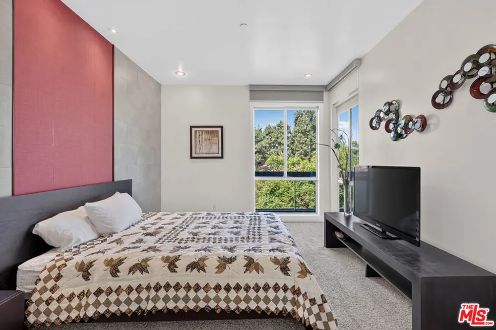 324 Palm Drive #404 Beverly Hills, CA 90210