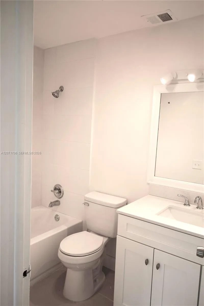 2166 NE 56th St #203 Fort Lauderdale, FL 33308