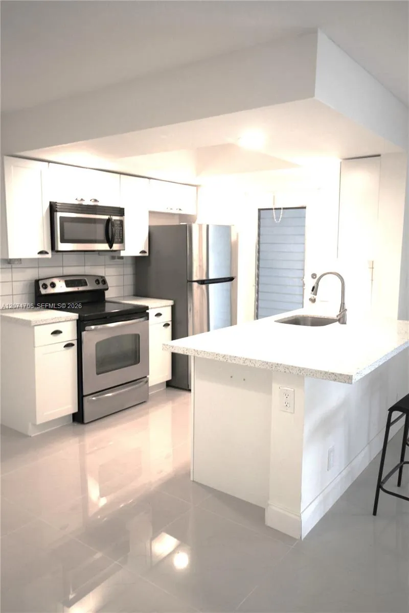 2166 NE 56th St #203 Fort Lauderdale, FL 33308