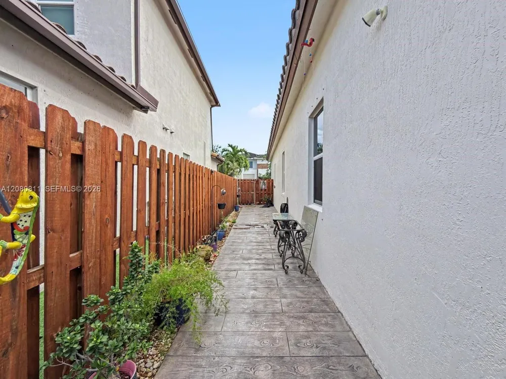15086 SW 176th Ter Miami, FL 33187