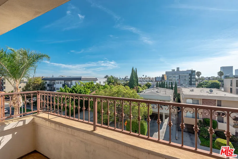 1828 Glendon Avenue #PH3 Los Angeles, CA 90025