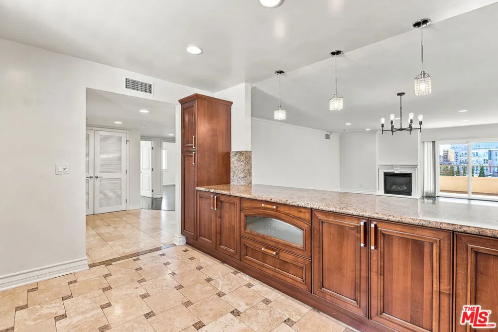 1828 Glendon Avenue #PH3 Los Angeles, CA 90025