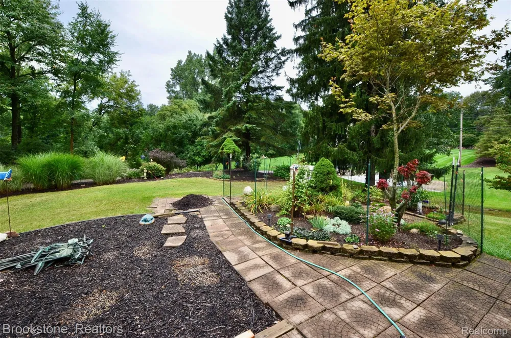 9828 Hadley Road Independence Charter Township, MI 48348