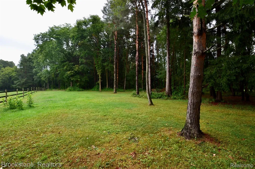 9828 Hadley Road Independence Charter Township, MI 48348
