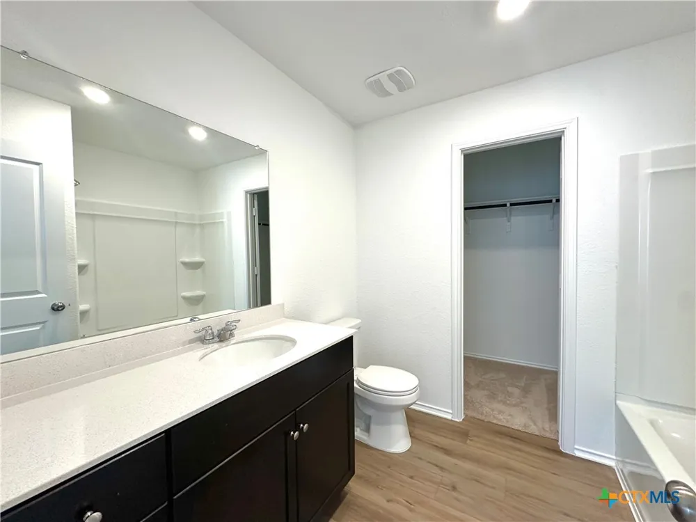 876 Rancho Del Cielo Loop Jarrell, TX 76537