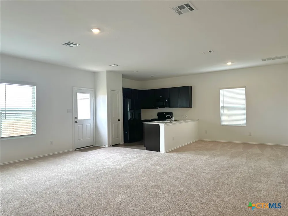 876 Rancho Del Cielo Loop Jarrell, TX 76537