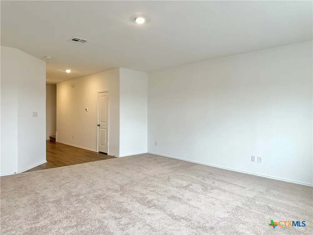 876 Rancho Del Cielo Loop Jarrell, TX 76537