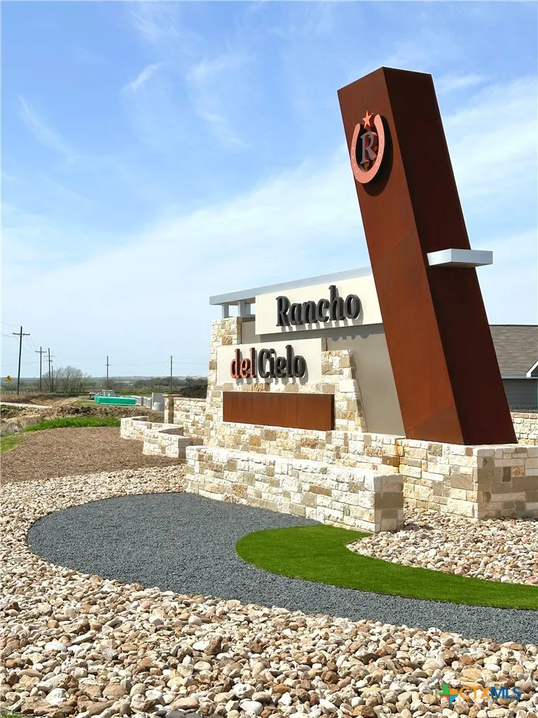 876 Rancho Del Cielo Loop Jarrell, TX 76537