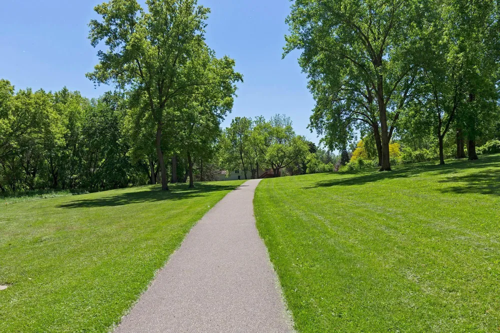 180 Cascade Court Chanhassen, MN 55317