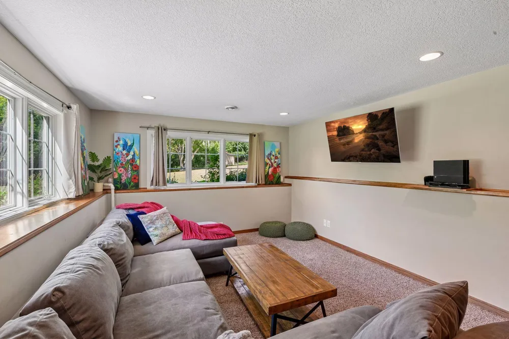 180 Cascade Court Chanhassen, MN 55317