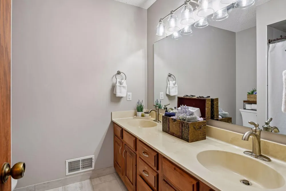 180 Cascade Court Chanhassen, MN 55317