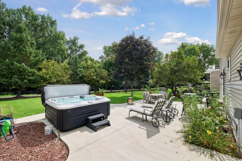 2374 Molnau Court Chaska, MN 55318