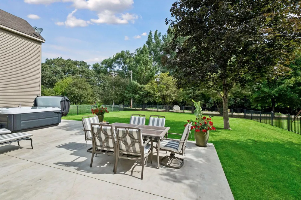 2374 Molnau Court Chaska, MN 55318