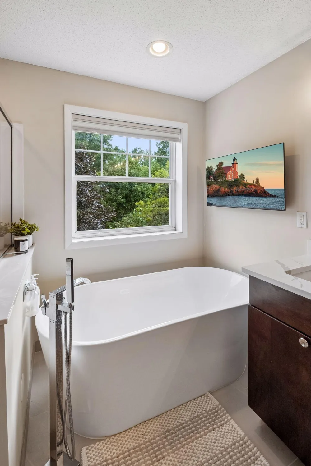 2374 Molnau Court Chaska, MN 55318