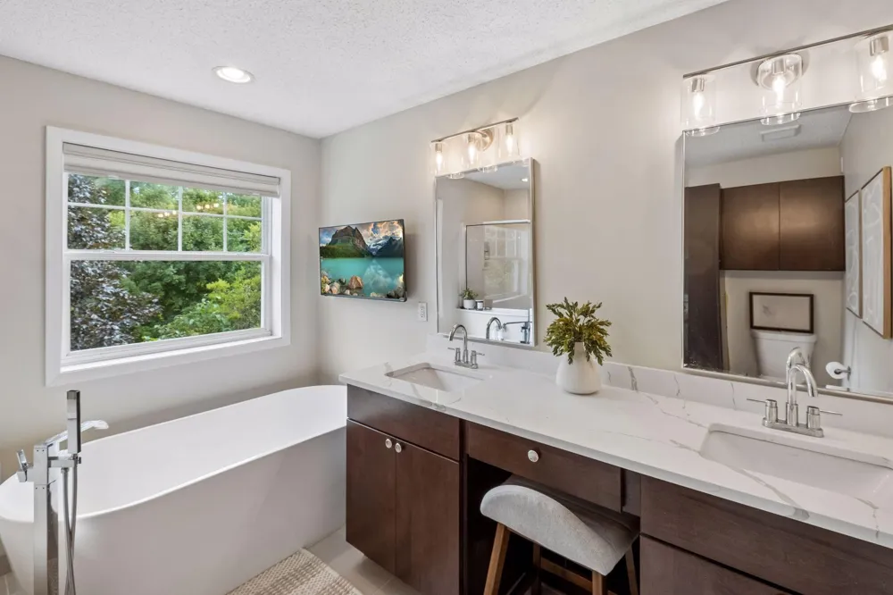 2374 Molnau Court Chaska, MN 55318