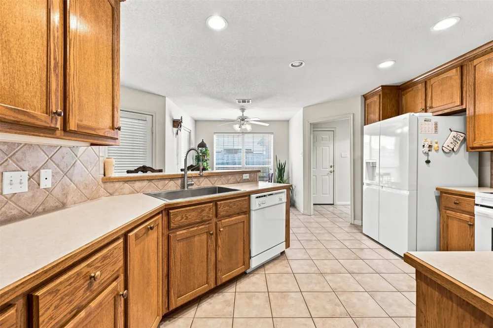 1209 Heatherwood Hewitt, TX 76643