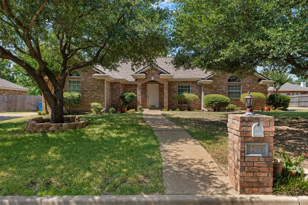 1209 Heatherwood Hewitt, TX 76643
