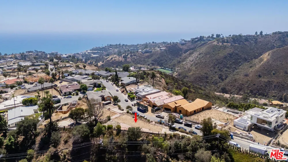 922 Enchanted Way Pacific Palisades, CA 90272