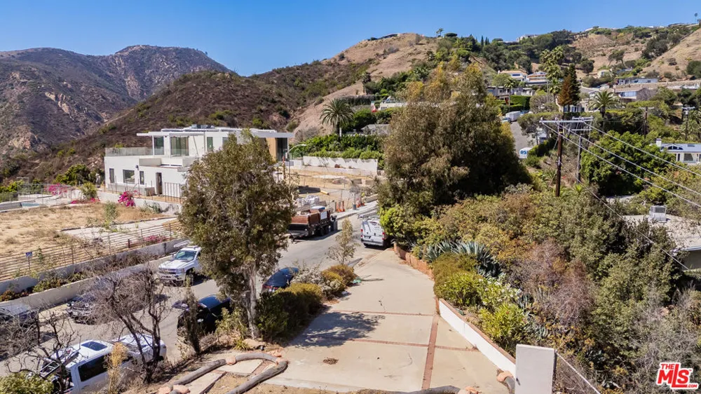 922 Enchanted Way Pacific Palisades, CA 90272