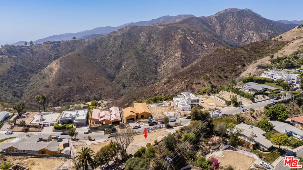 922 Enchanted Way Pacific Palisades, CA 90272
