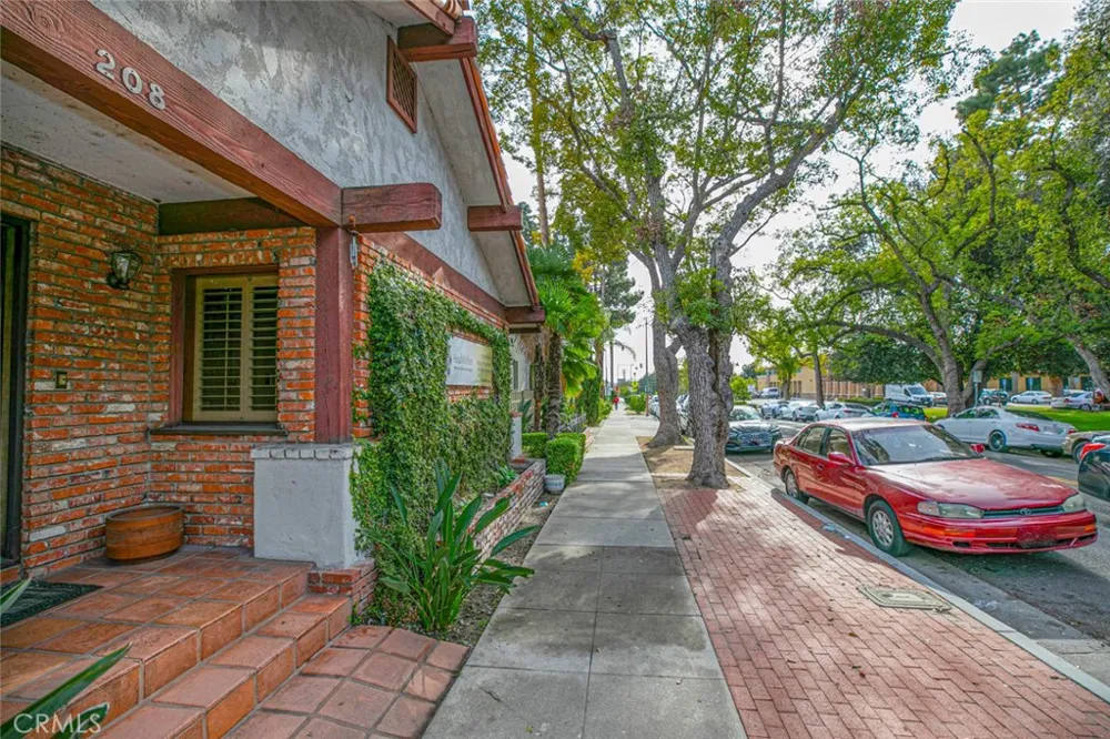 208 S Louise Street Glendale, CA 91205