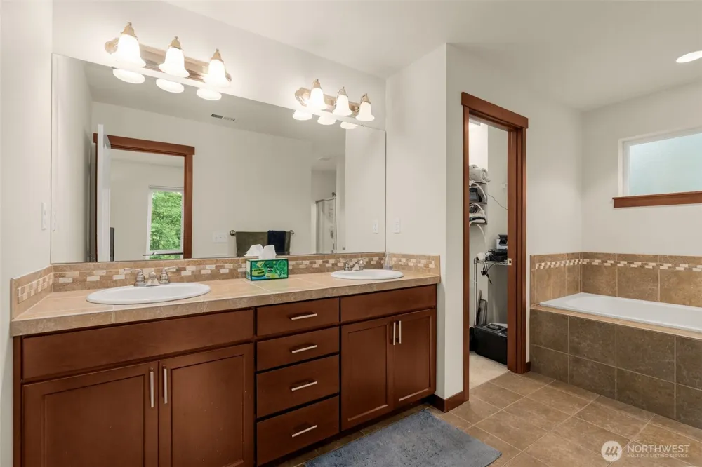 19036 18th Avenue NE Shoreline, WA 98155