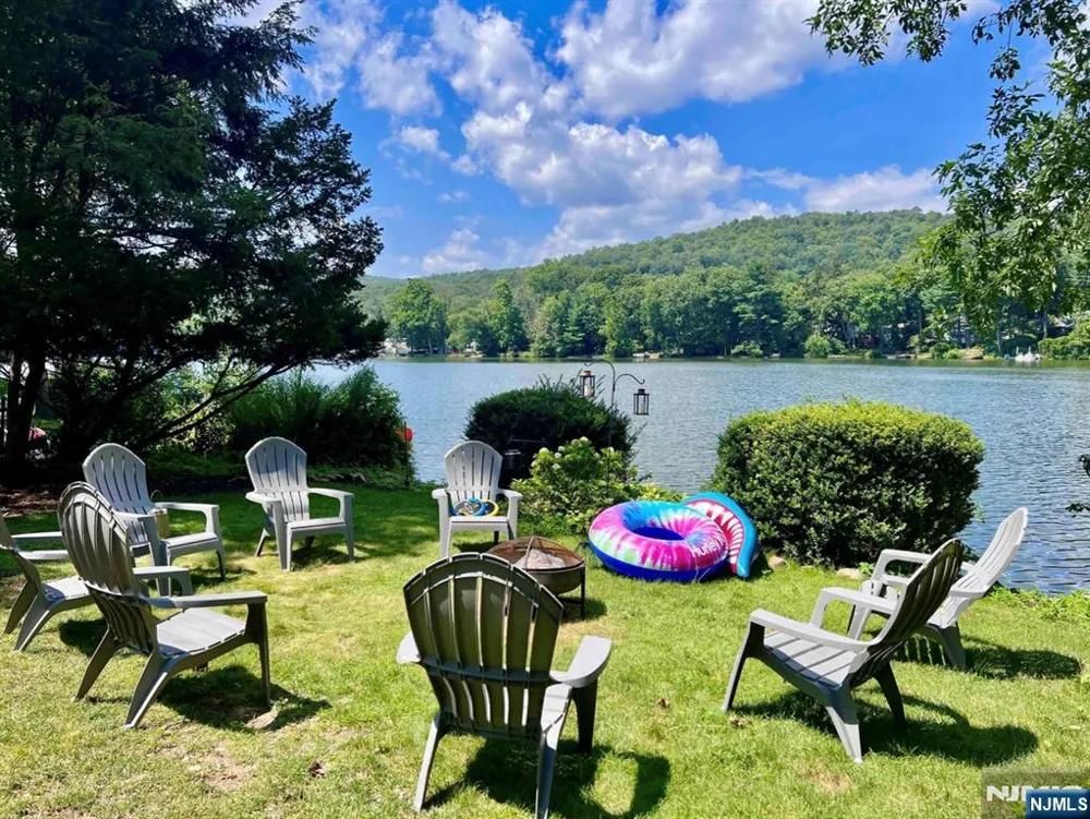 85 Lakeshore Drive Oakland, NJ 07436