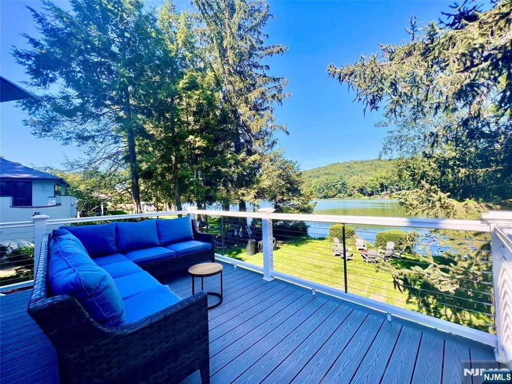 85 Lakeshore Drive Oakland, NJ 07436