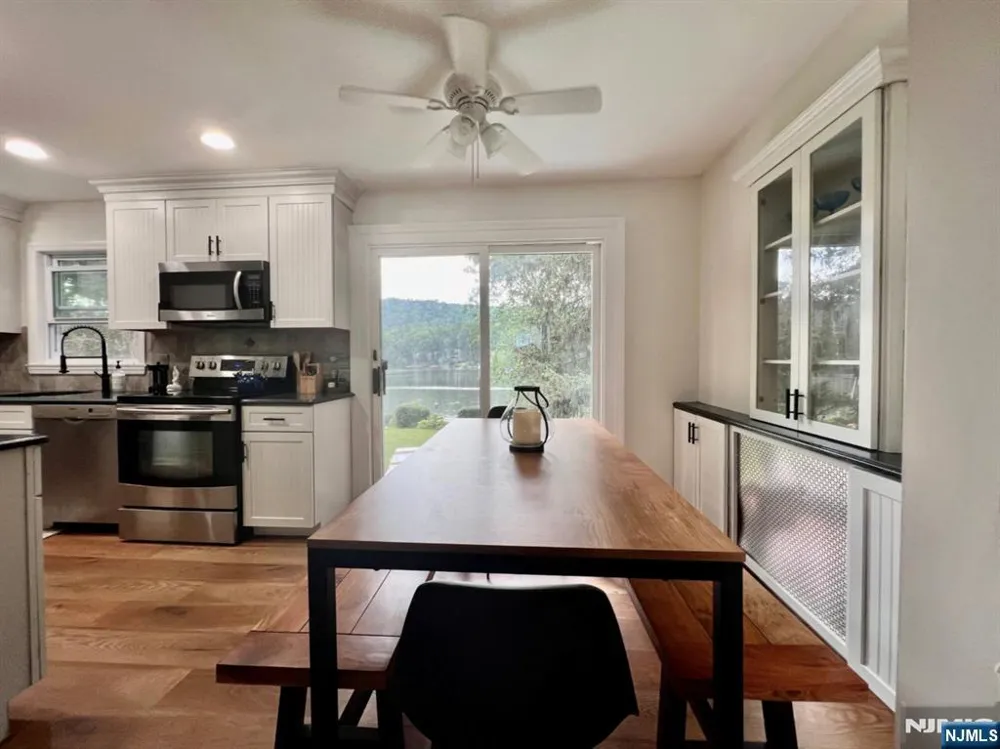 85 Lakeshore Drive Oakland, NJ 07436