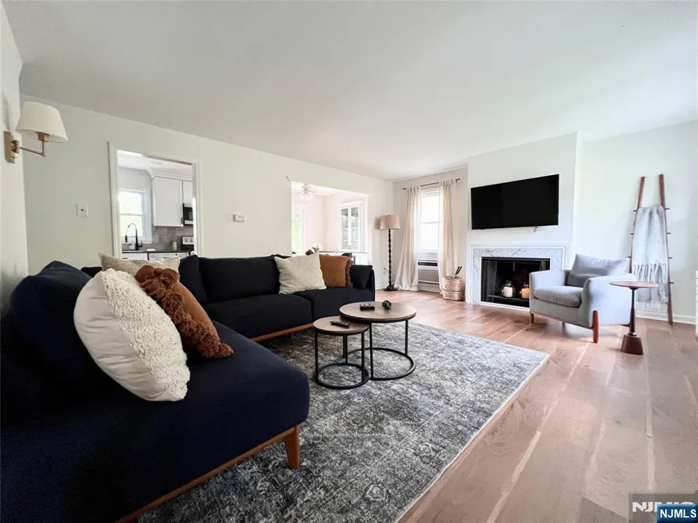 85 Lakeshore Drive Oakland, NJ 07436