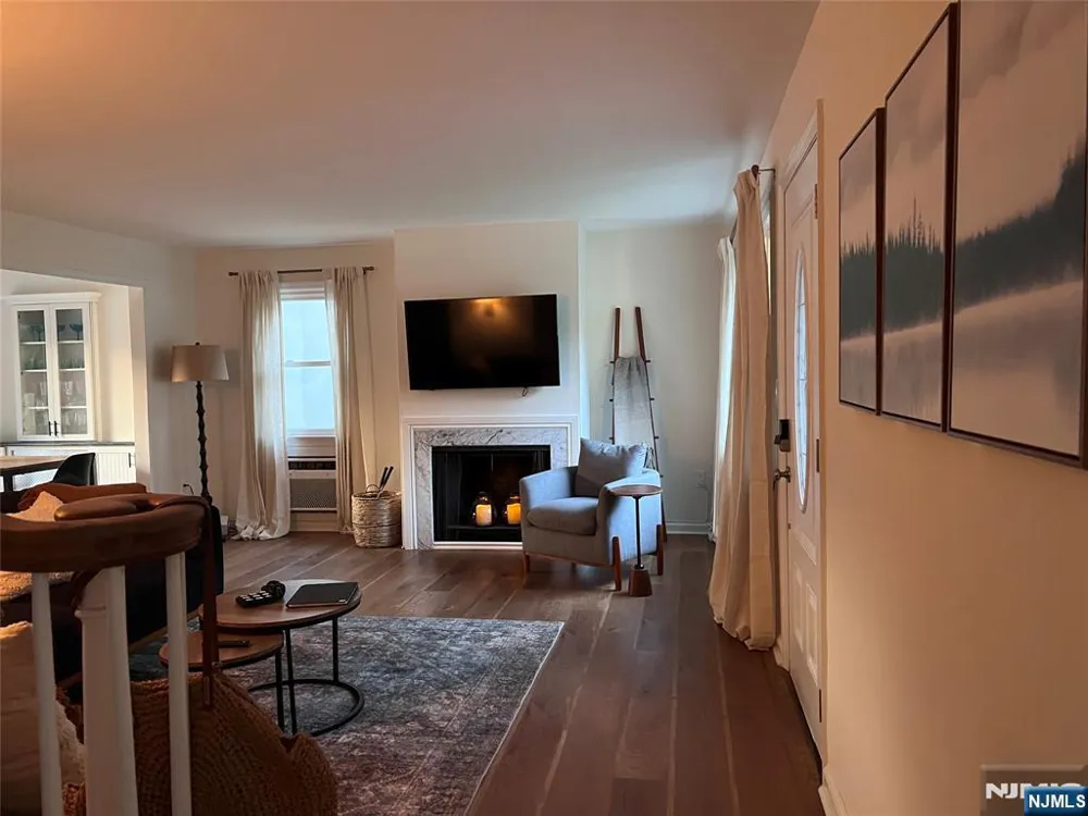 85 Lakeshore Drive Oakland, NJ 07436