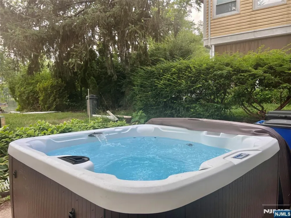 85 Lakeshore Drive Oakland, NJ 07436